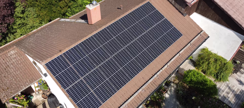Hausdach mit installierten Solarmodulen, Vogelperspektive.