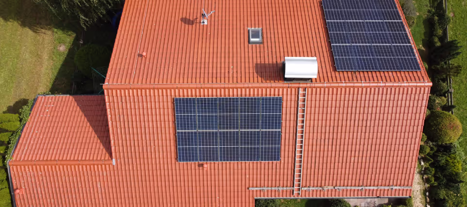 Ziegeldach mit zwei Solarmodulfeldern, Vogelperspektive.