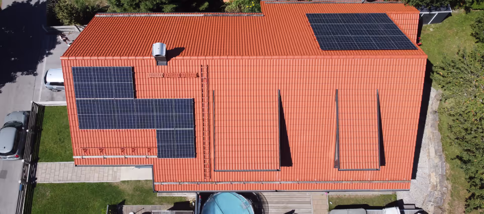 Ziegeldach mit asymmetrisch angeordneten Solarmodulen.