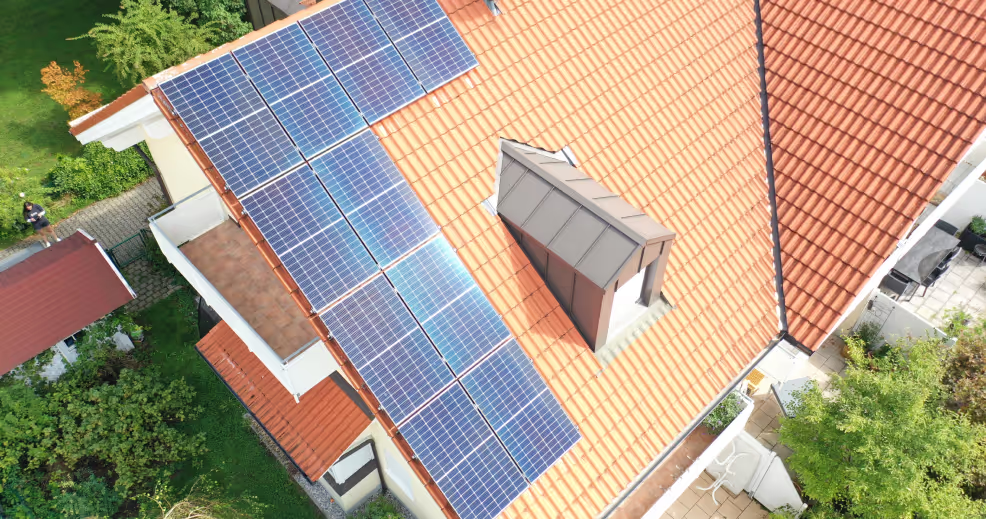Ziegeldach mit Solarmodulen an verschiedenen Positionen.
