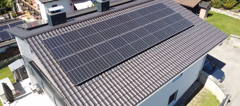 Ziegeldach mit Solarmodulen, Seitenansicht.