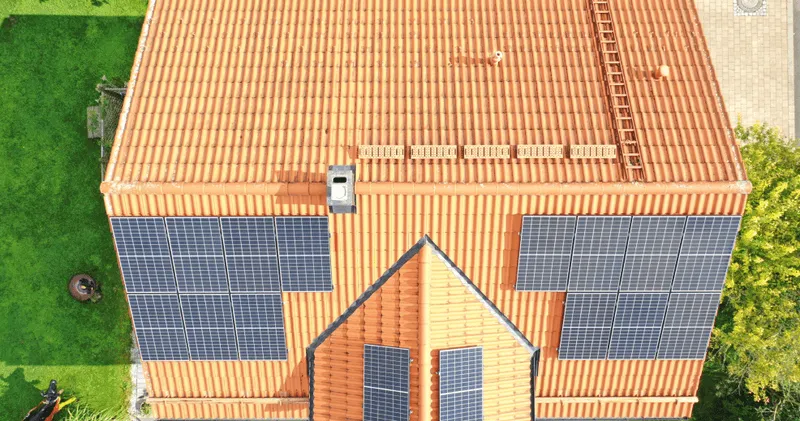 Hausdach mit mehreren Solarmodulfeldern, Vogelperspektive.