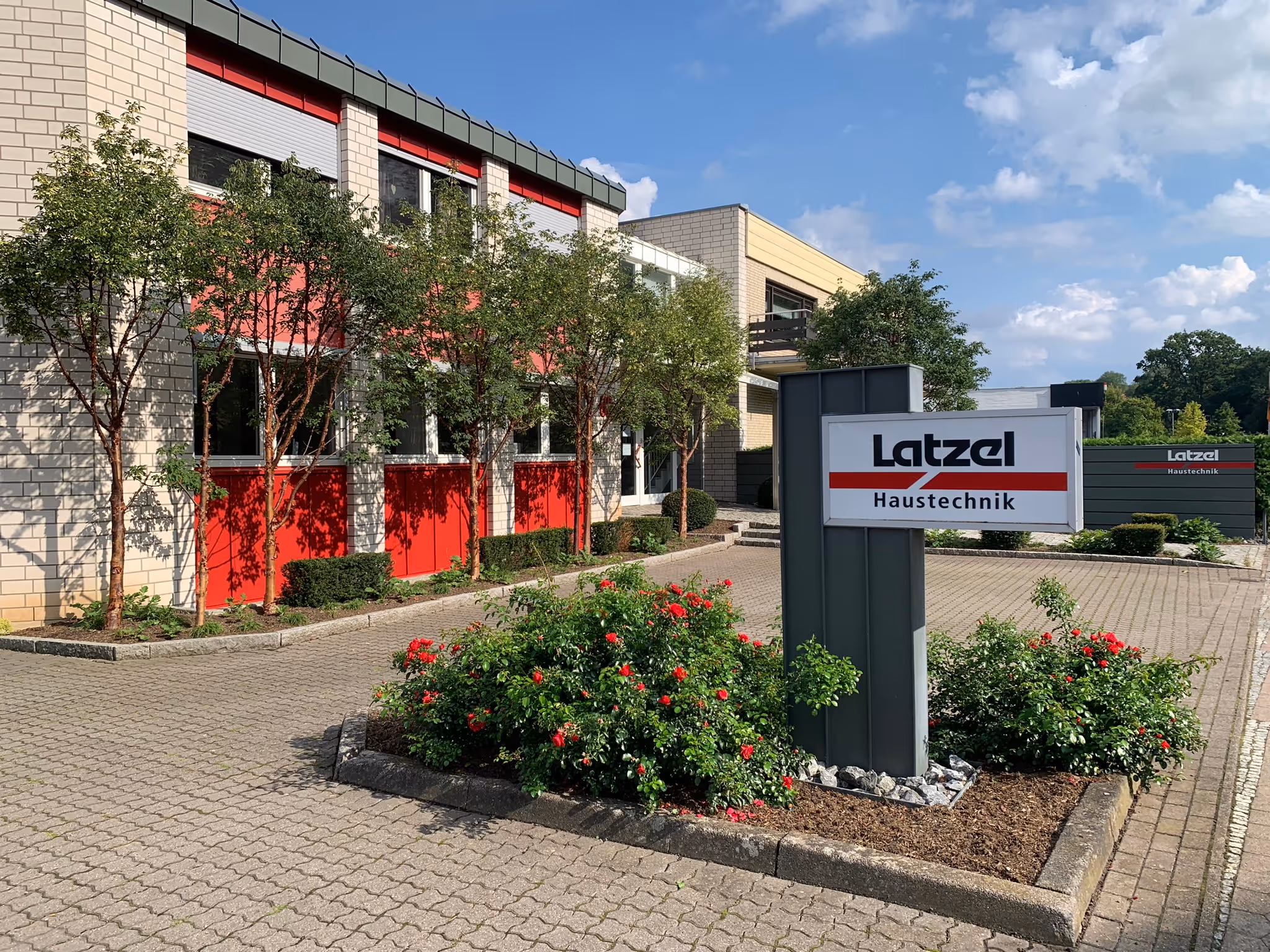 Außenaufnahme des Firmengebäudes von Latzel Haustechnik
