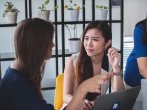 2 Womane talking, the one listening is struggling to understands