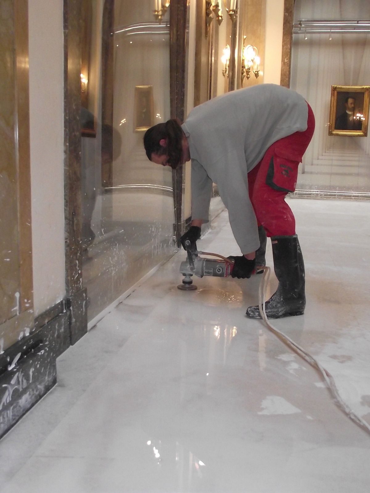 zaposleni brusi mermer masinom za rucno brusenje coskova i ivica