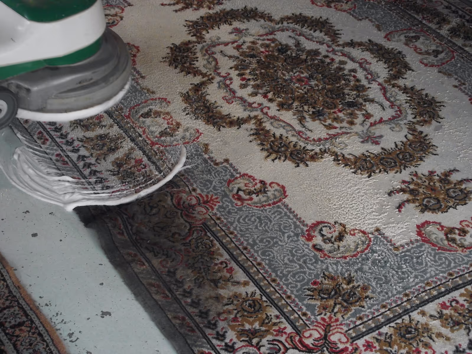 proces masinskog pranja tepiha i uklanjanja fleka