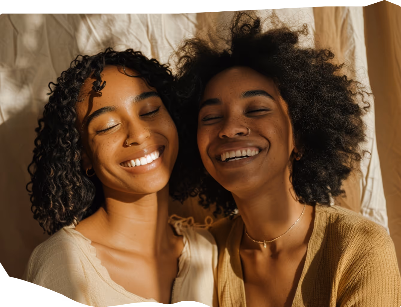 Photo de deux femmes souriantes