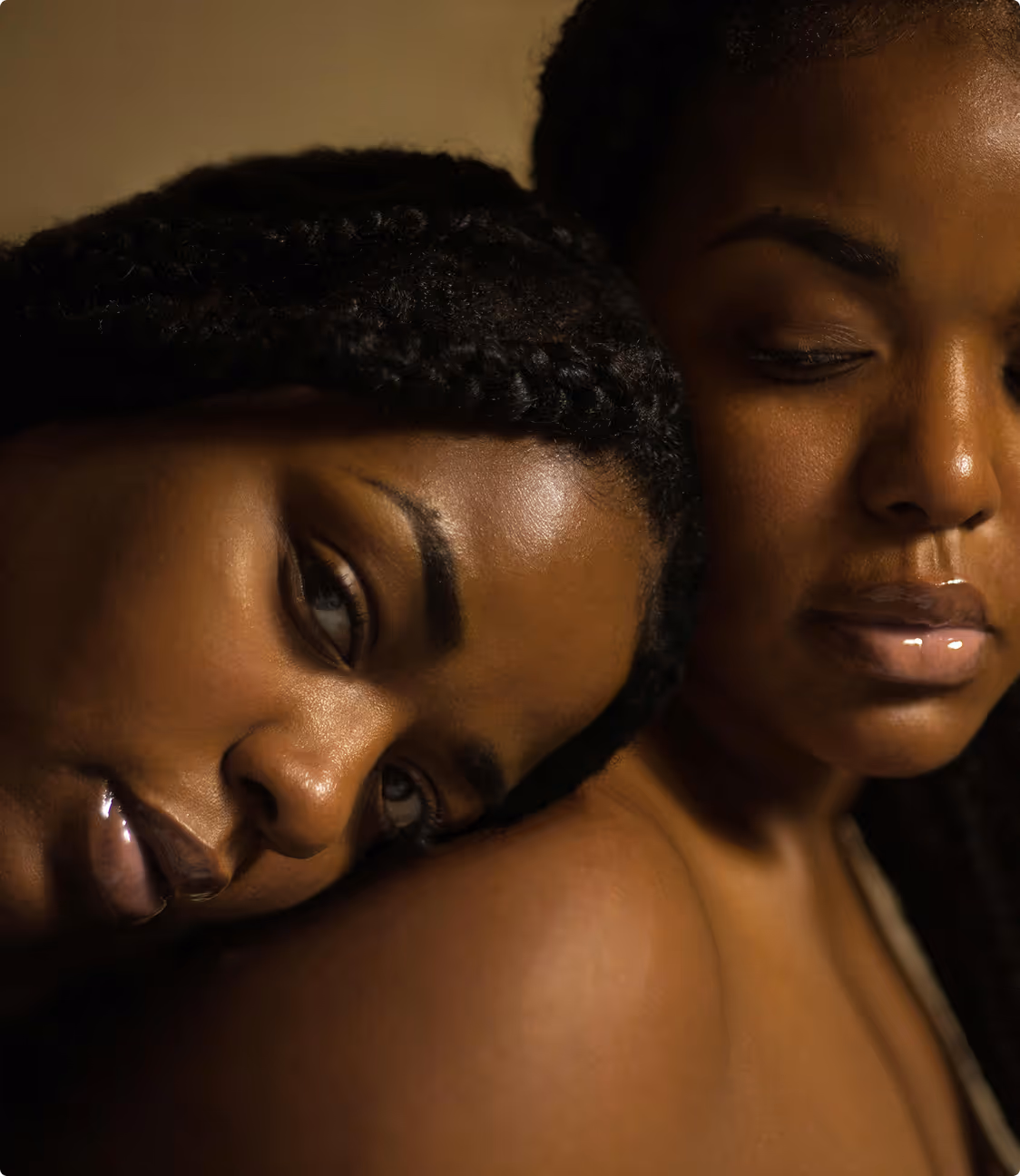 Photo de deux femmes dont l'une pose sa tête sur lépaule de l'autre