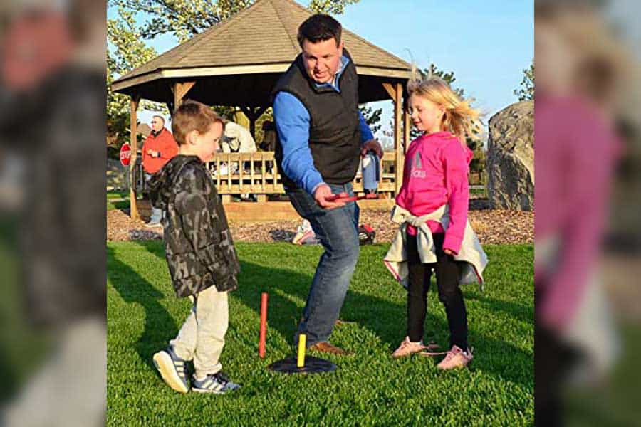 horseshoes game with family