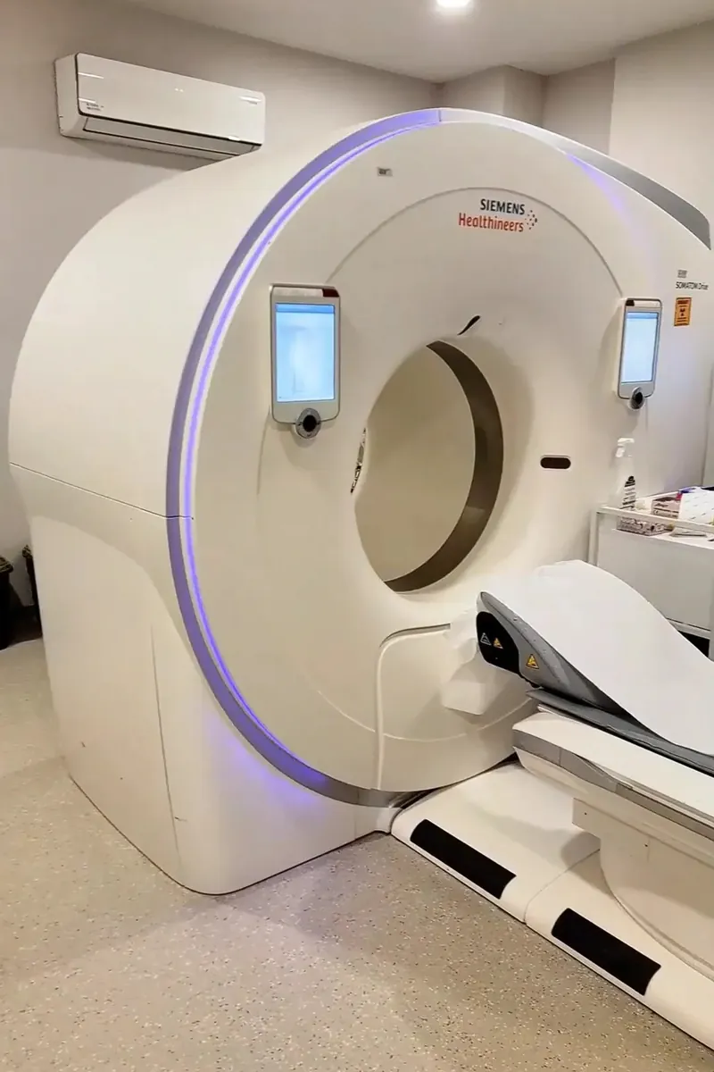 A Siemens Healthineers full-body CT scanner in a clean diagnostic room in Türkiye