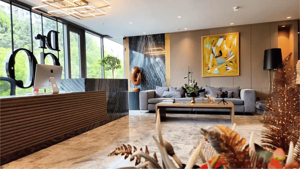 Modern and stylish lobby of a hair transplant clinic in Istanbul with marble floors, elegant seating, and contemporary decor.