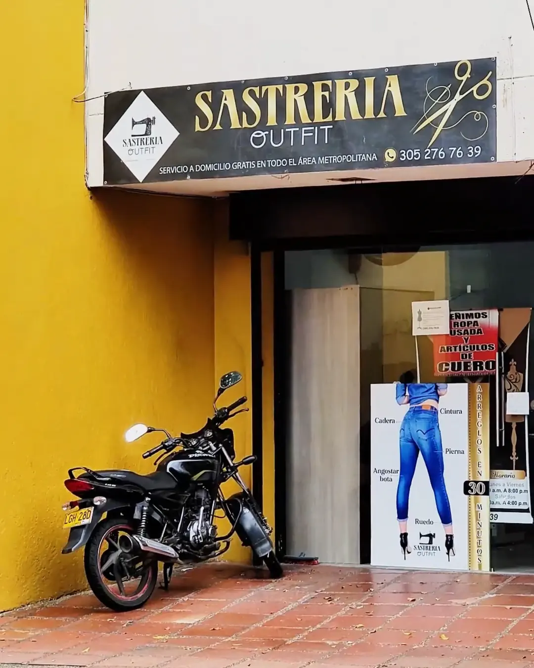 Exterior of a local tailor shop in Medellín, Colombia, showing the storefront and tailoring signage