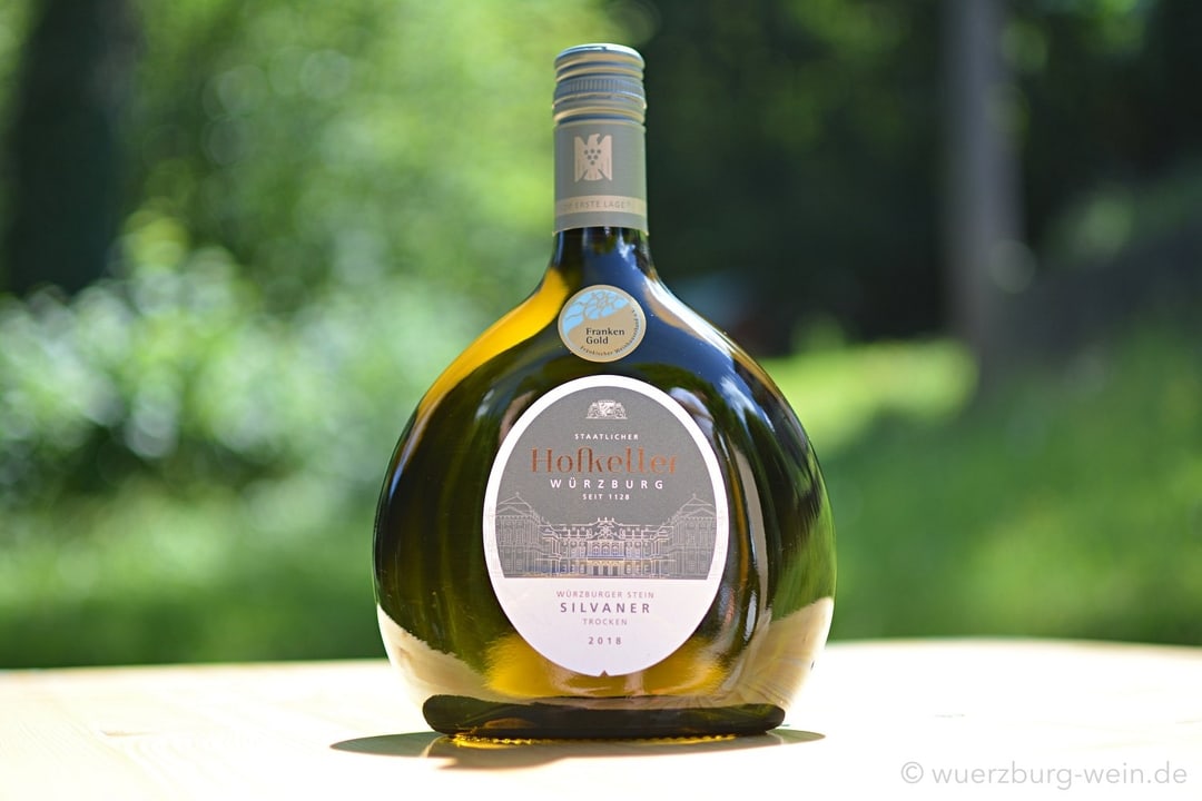 Bocksbeutel des Staatlichen Hofkellers Bocksbeutel mit Silvaner des Weinguts Staatlicher Hofkeller.