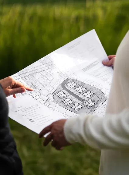 plan budynku trzymany w rękach