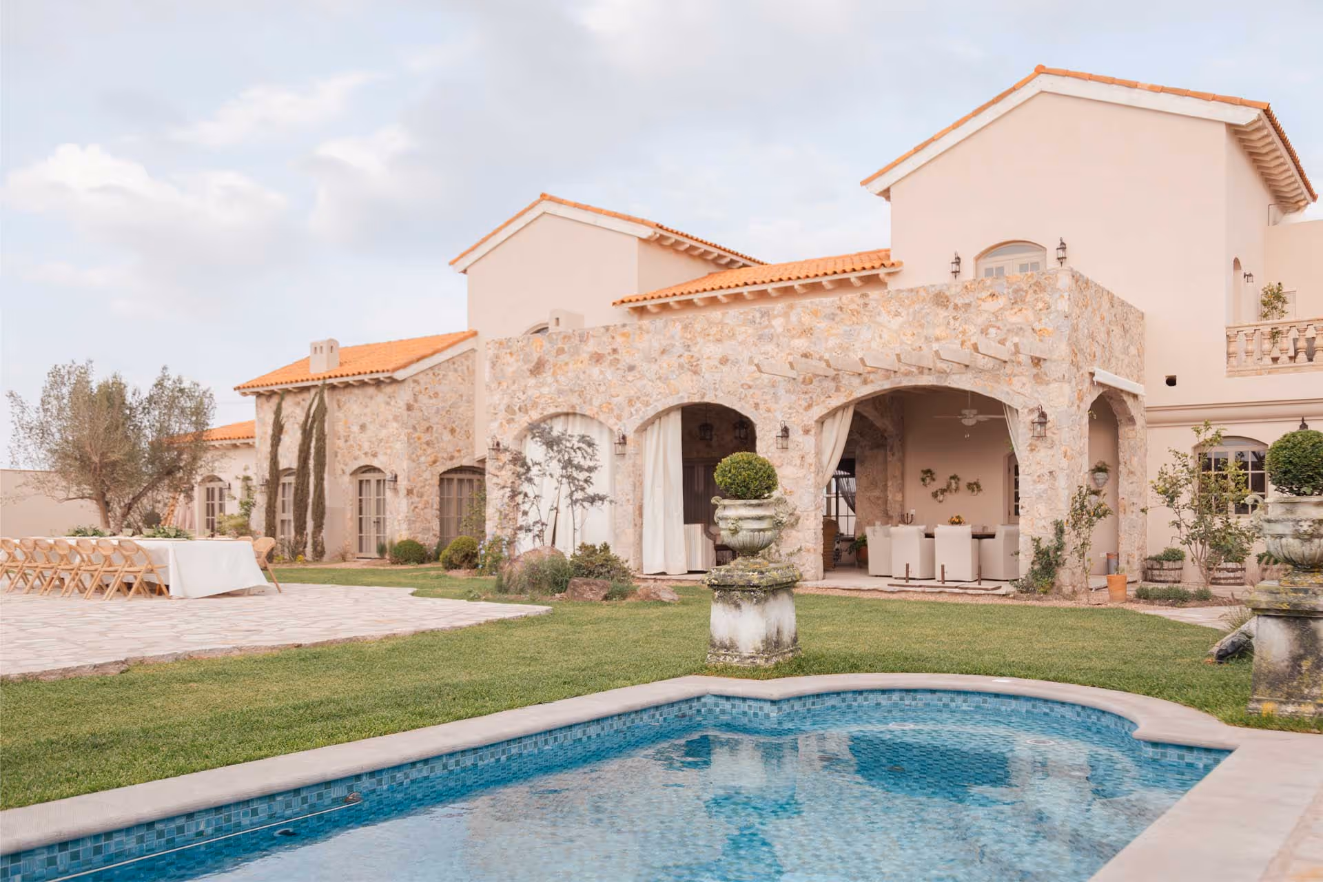 Fachada de Villa Bonita con alberca.