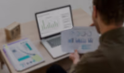 Poslovni ljudi gledaju grafikon na laptopu