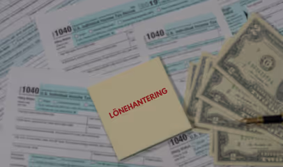 Računi, novac i bilješka s natpisom knjigovodstvo