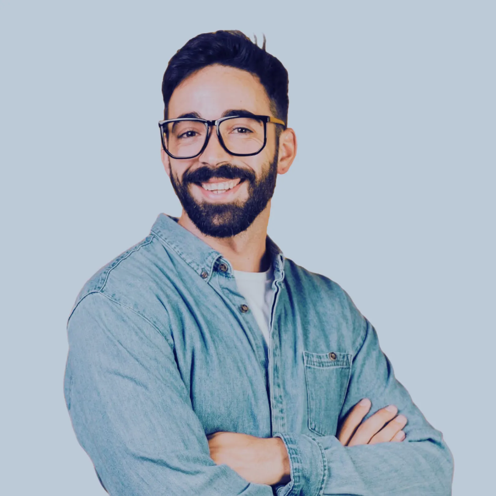 Muškarac s naočalama stoji prekriženih ruku i smije se