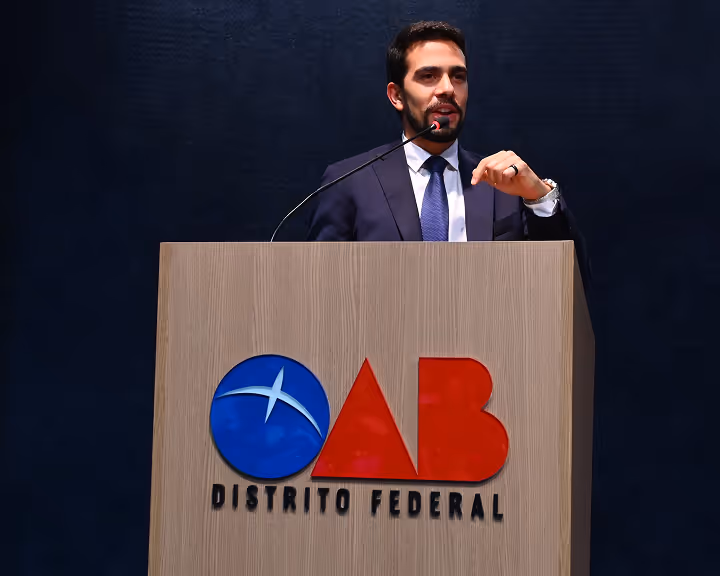 Diogo Póvoa em discurso na OAB