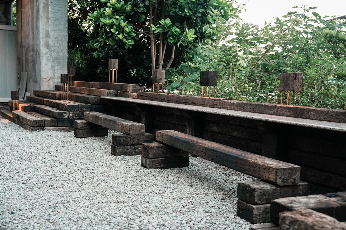 餐廳後院的戶外用餐區以台鐵退役枕木搭建而成，在這用餐可以欣賞火車經過的風景