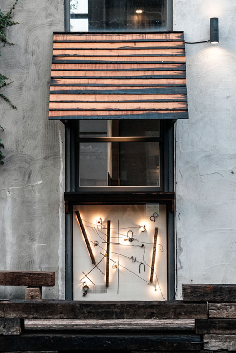 以工地回收零件，拼貼一幅聲揚的樂譜，象徵音樂與永續的理念在此空間相遇。