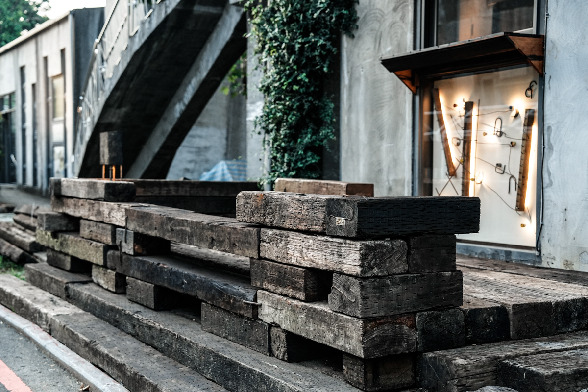 除了工地回收材料，也運用台鐵退役枕木，搭建外帶區平台，呈現工地計劃以既有資源滿足未來需求的核心精神。