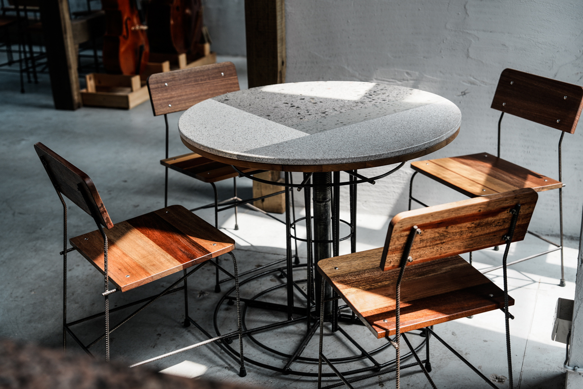 將工地計劃應用過的再生石英石餘料拼接成圓形餐桌桌面，讓餘料繼續發揮效益。