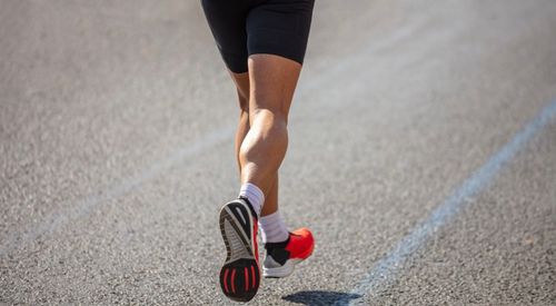 Ein Mann beim Joggen in der Stadt.