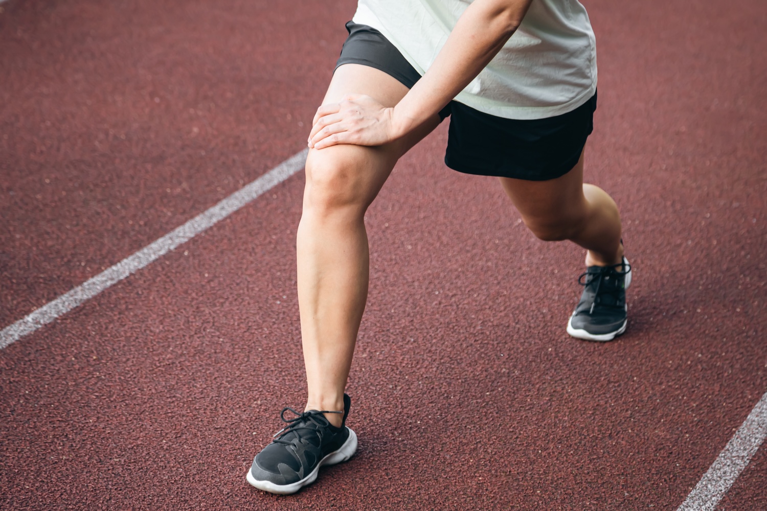 a person suddenly feels knee pain while doing sport