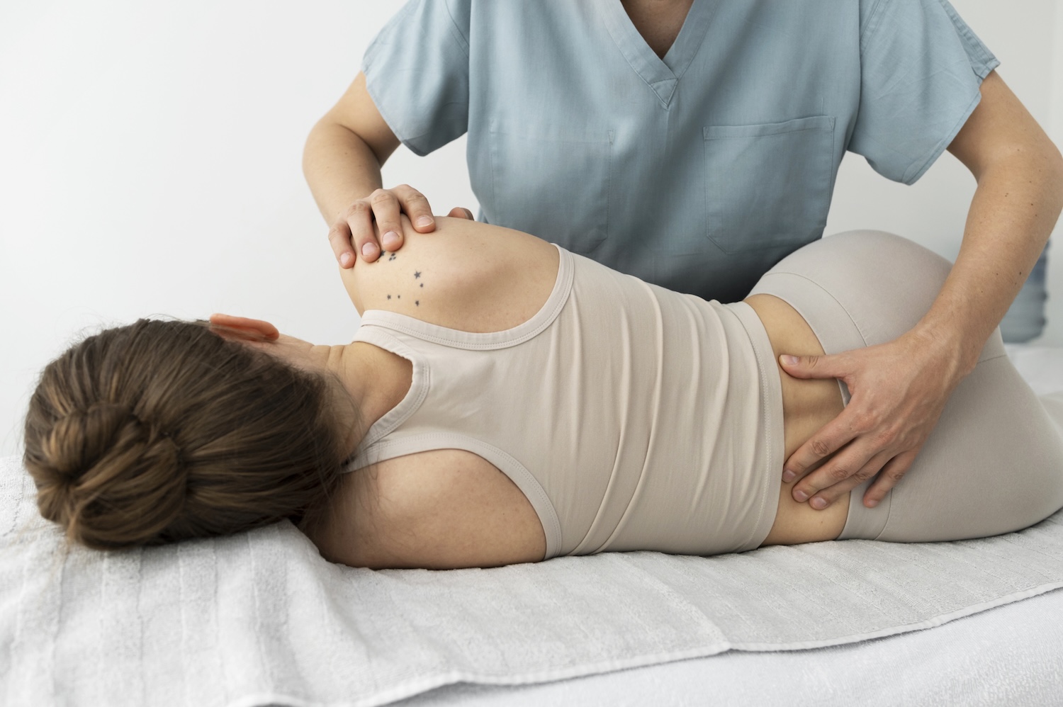 Eine Frau ist bei der Physiotherapie, um ihre Hüftschmerzen behandeln zu lassen.