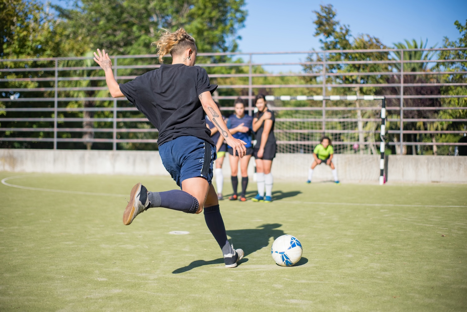 Fussballspielerin beim Torschuss im Mannschaftstraining – sportartspezifischer Kraftaufbau und Verletzungsprävention im Vereinstraining