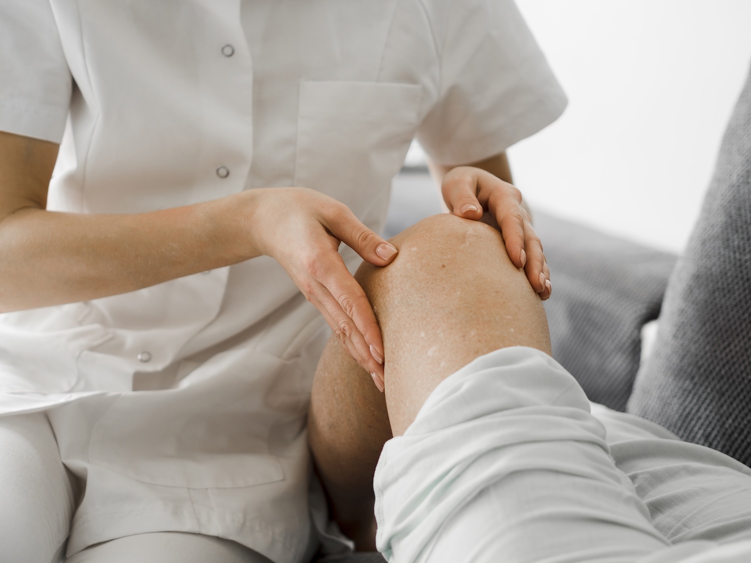Physiotherapeut:in untersucht das Kniegelenk einer Patientin – Prähabilitation vor einer Knieoperation bei PhysioWelt in Schlieren