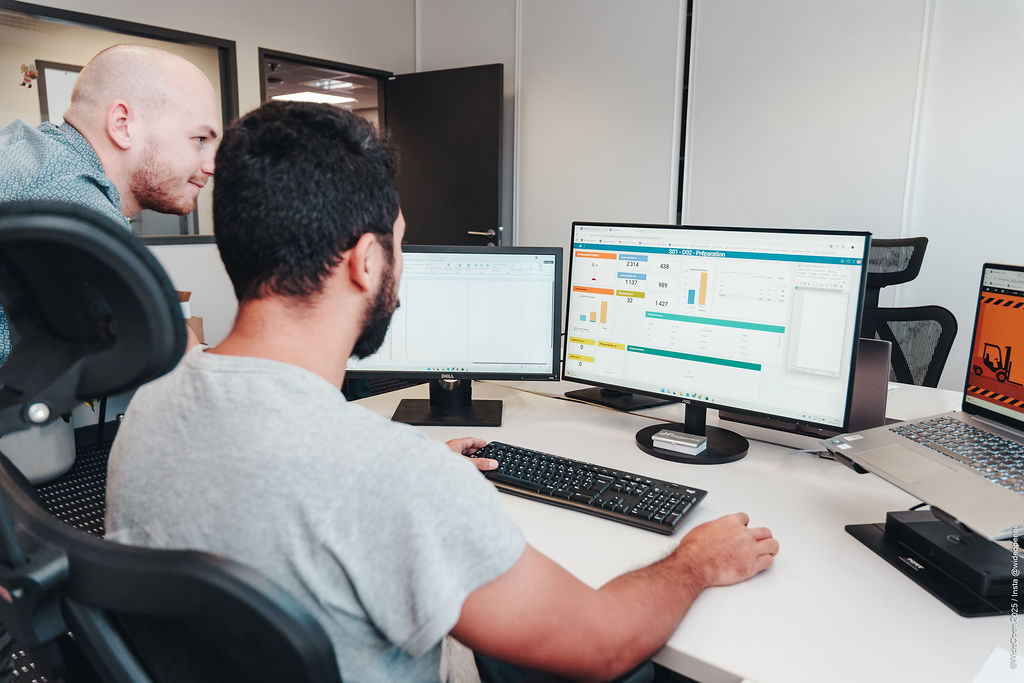 [interface] image of a computer showcasing educational software (for a edtech)