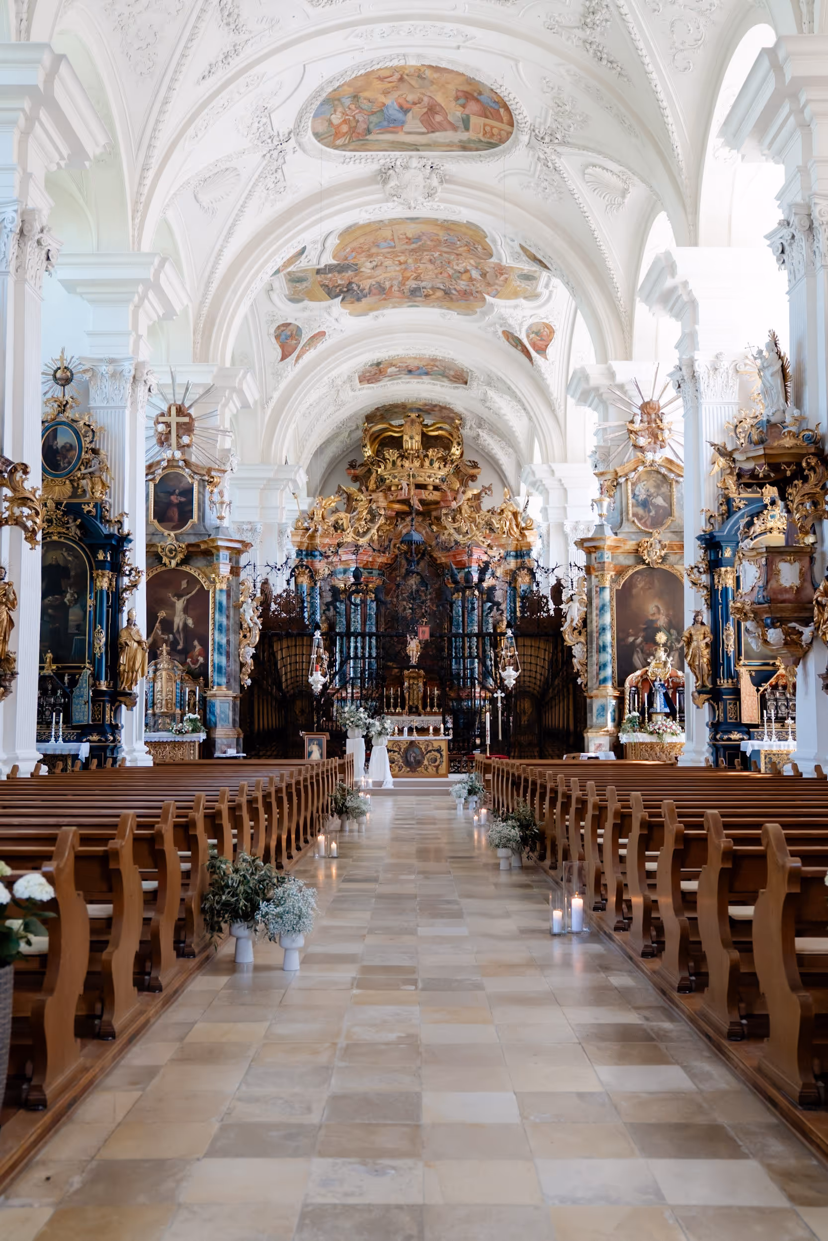 Dekorierte Kirche für eine Hochzeit.