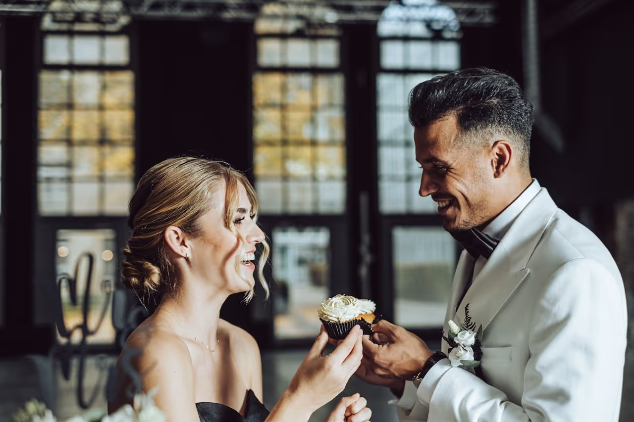 Glückliches Brautpaar an ihrer eleganten Hochzeit in der Schweiz. 