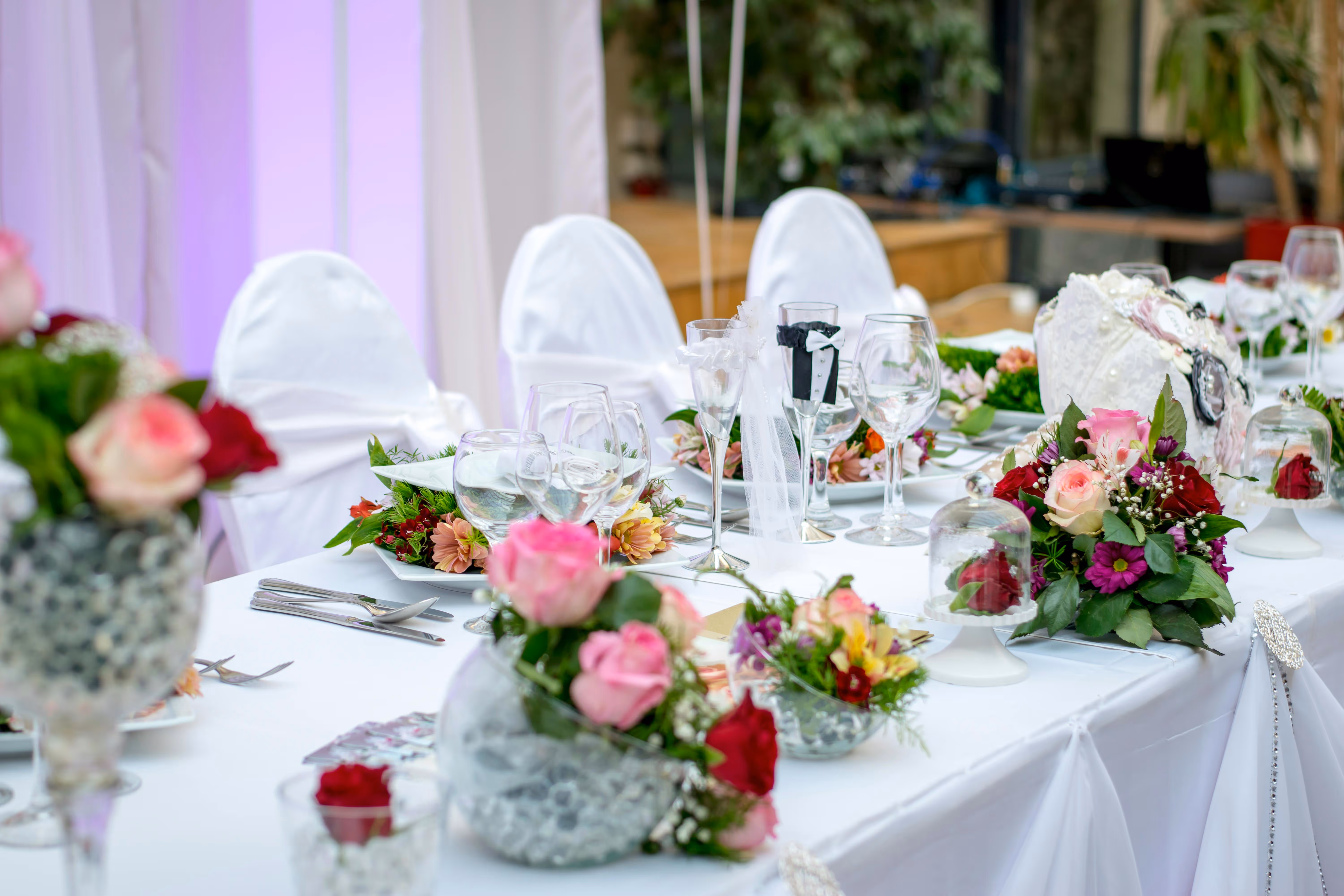 Ein gedeckter Tisch für Hochzeitsgäste an einer Hochzeit in der Schweiz.