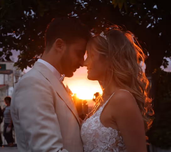 Foto eines glücklichen Hochzeitspaars, das eine Hochzeit in Süditalien feierte.