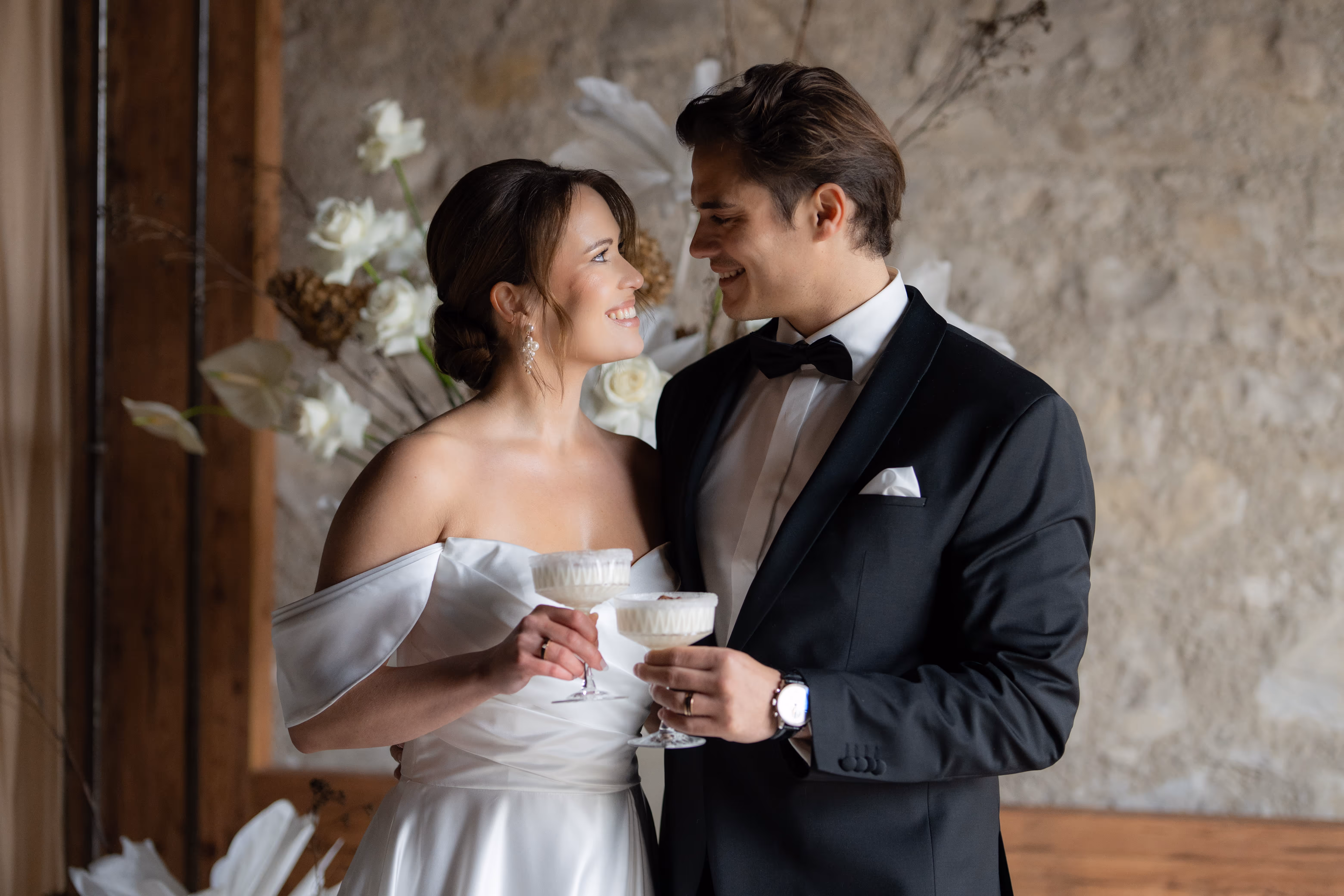 Ehepaar geniesst Hochzeitsapero an der sauber geplanten Hochzeit von einer Planerin.