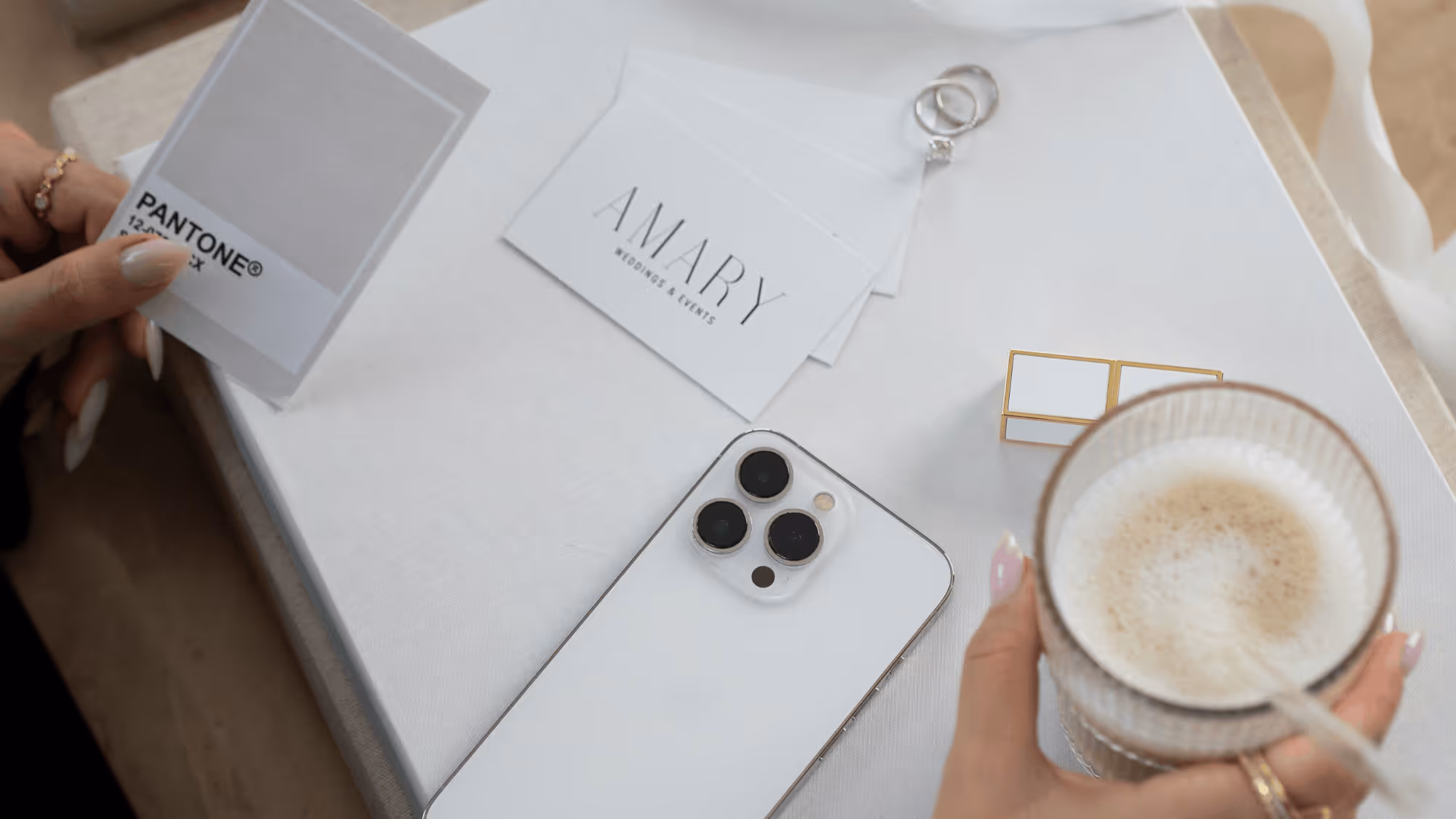 Hochzeitsplanung (Teilplanung oder Gesamtplanung) in Schaffhausen. Bild zeigt eine Hochzeitsplanerin mit einem Moodboard und einem Kaffee.