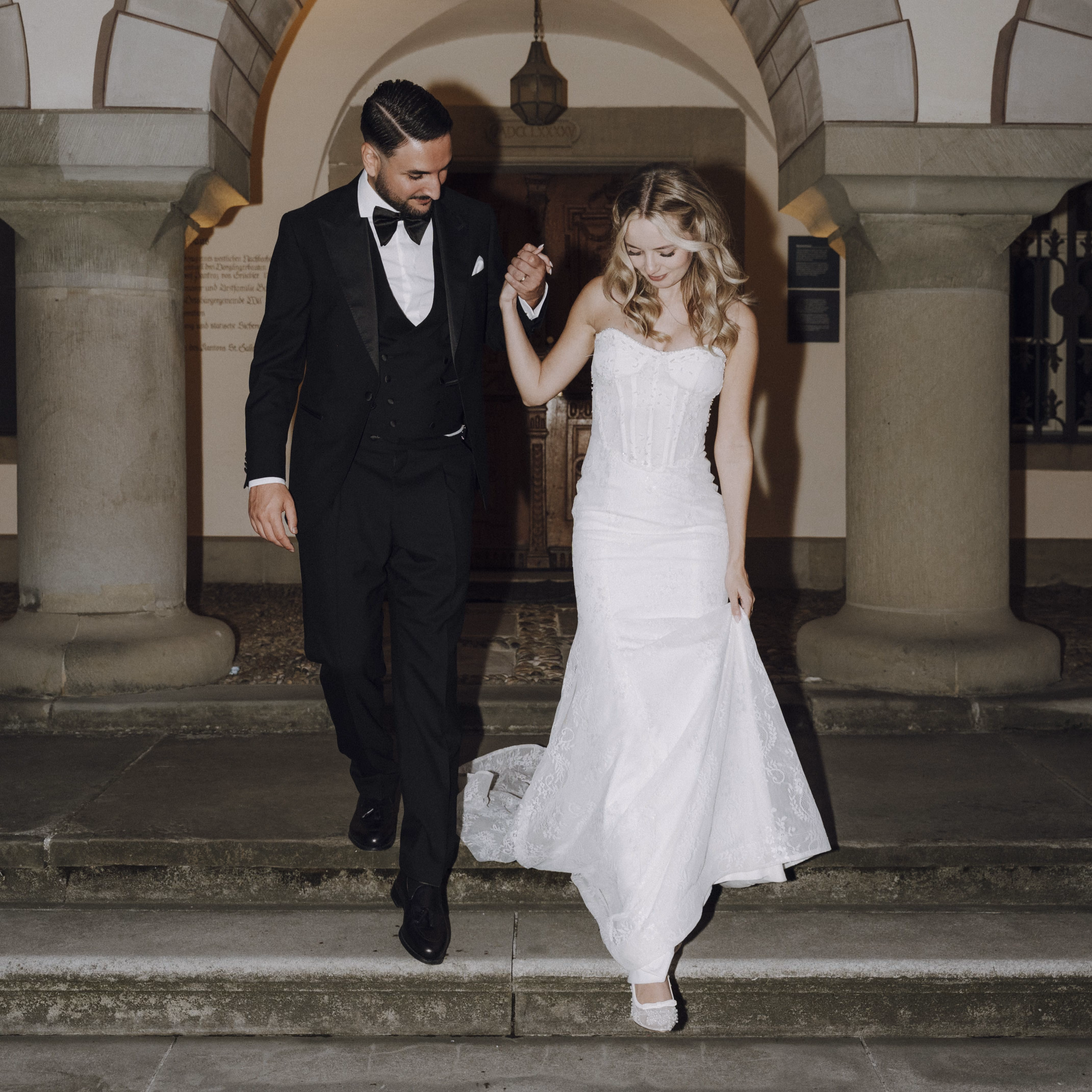Ein Brautpaar an ihrer Hochzeit in Schaffhausen läuft eine Treppe hinunter