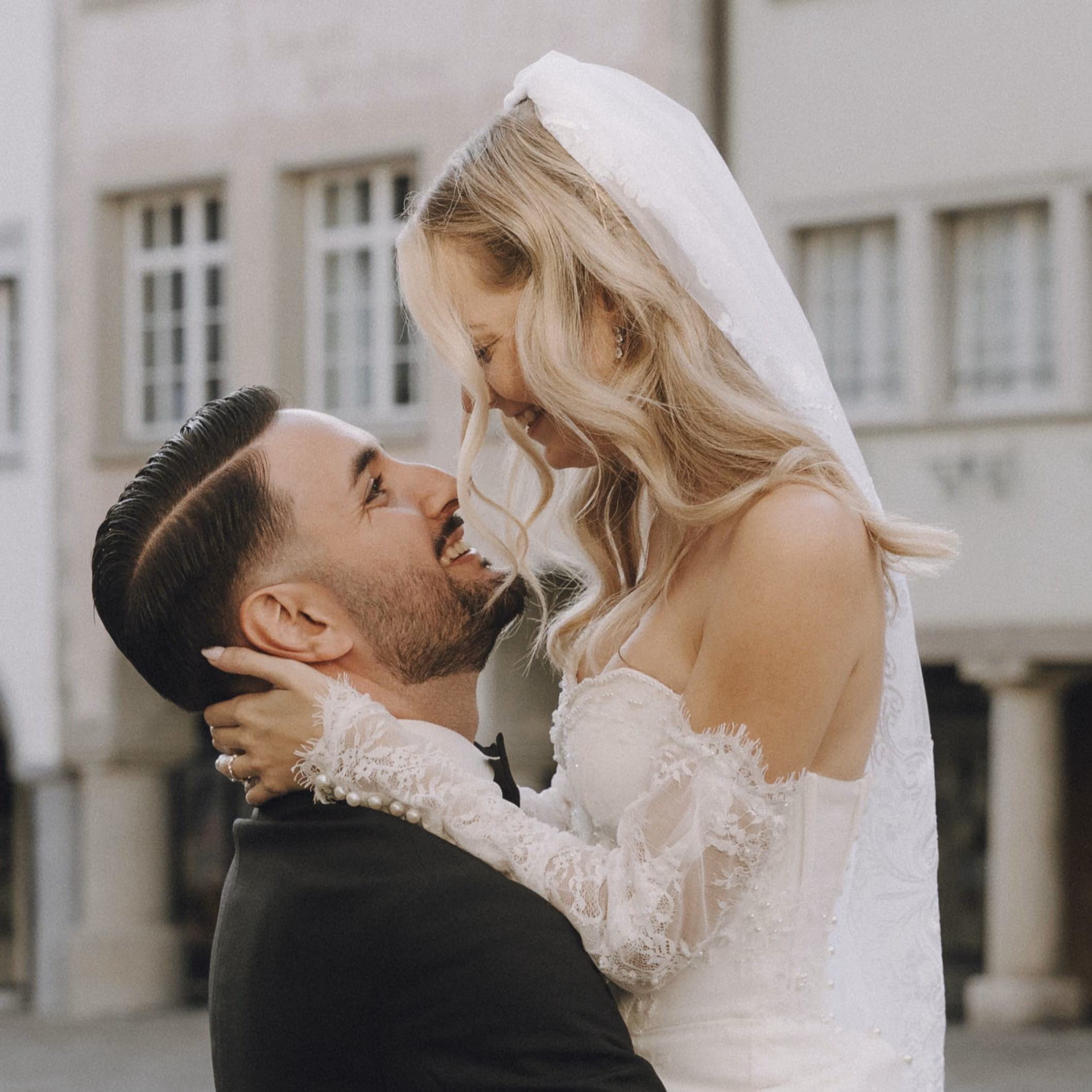 Ein Brautpaar an ihrer Hochzeit in Schaffhausen umarmt sich