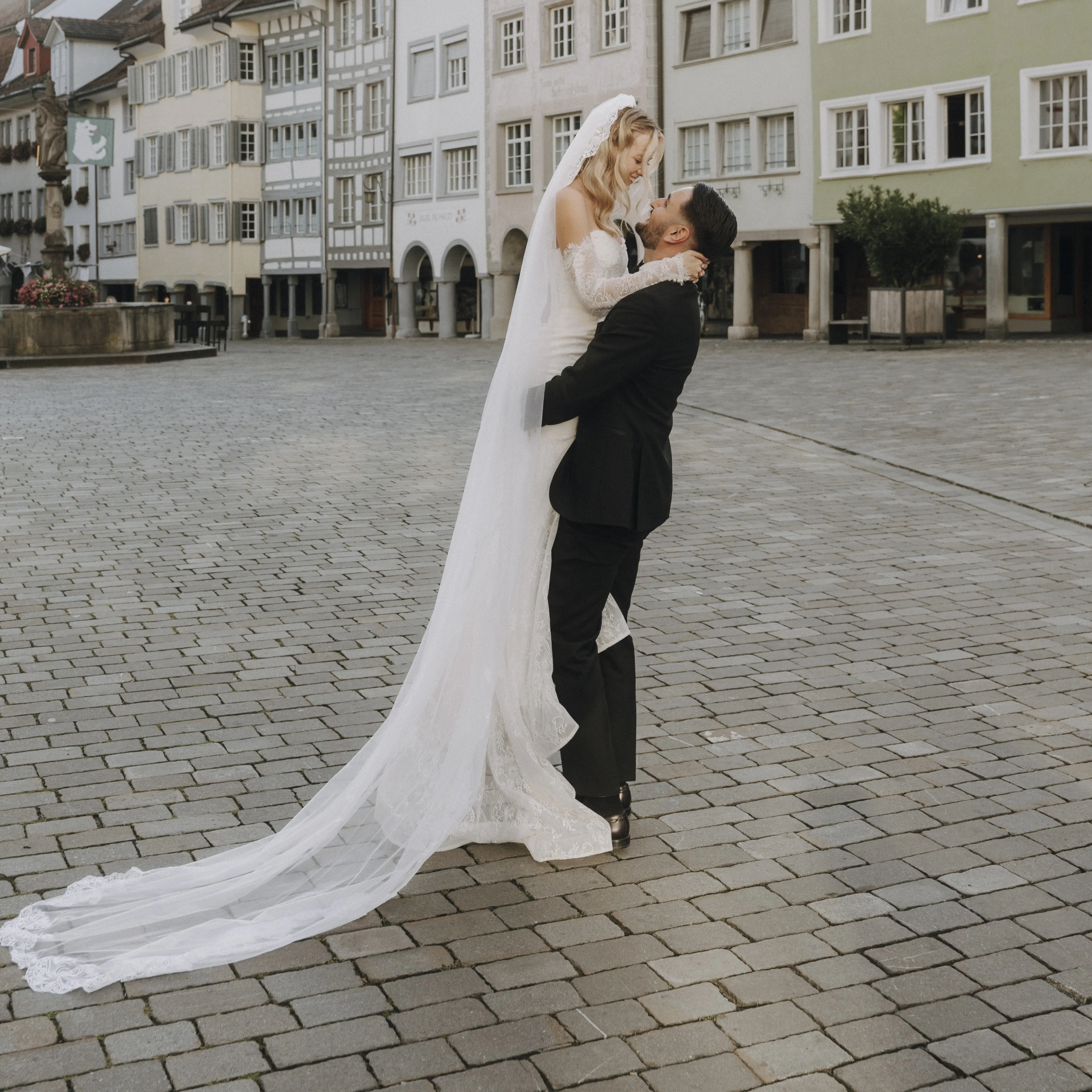 Ein Brautpaar an ihrer Hochzeit in Schaffhausen umarmt sich auf dem Fronwagplatz