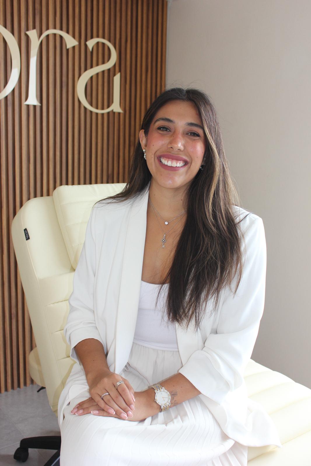 Dra. Fernanda Suárez, especialista en medicina estética, sonriente y vestida de blanco en la clínica Véora, transmitiendo confianza, profesionalismo y calidez humana.
