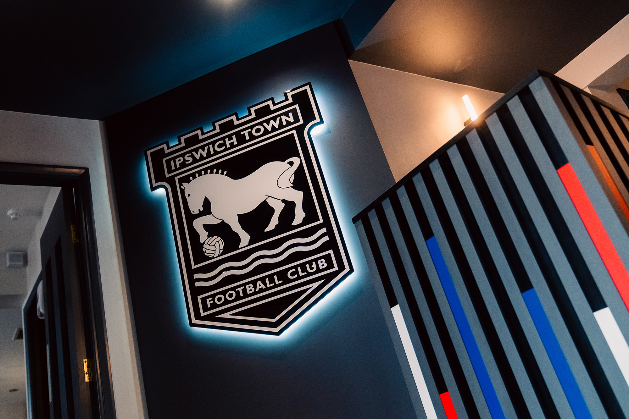 A premium bar with fine details designed by Layrd interior design firm