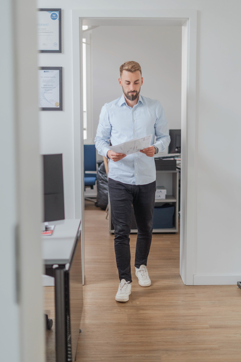 Simon Häberli mit Dokumenten im Büro in Bückeburg.