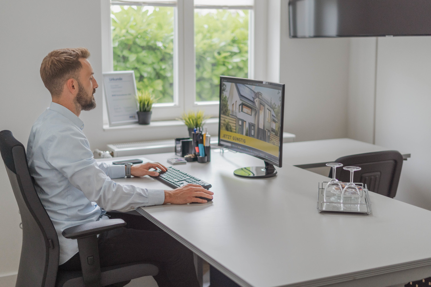 Simon Häberli im Büro in Bückeburg.