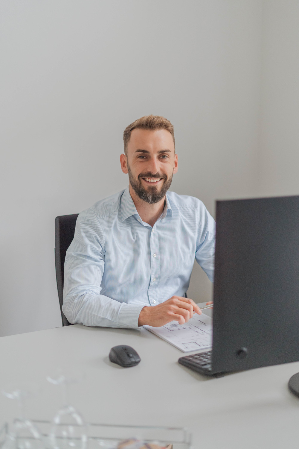 Simon Häberli im Büro in Bückeburg.