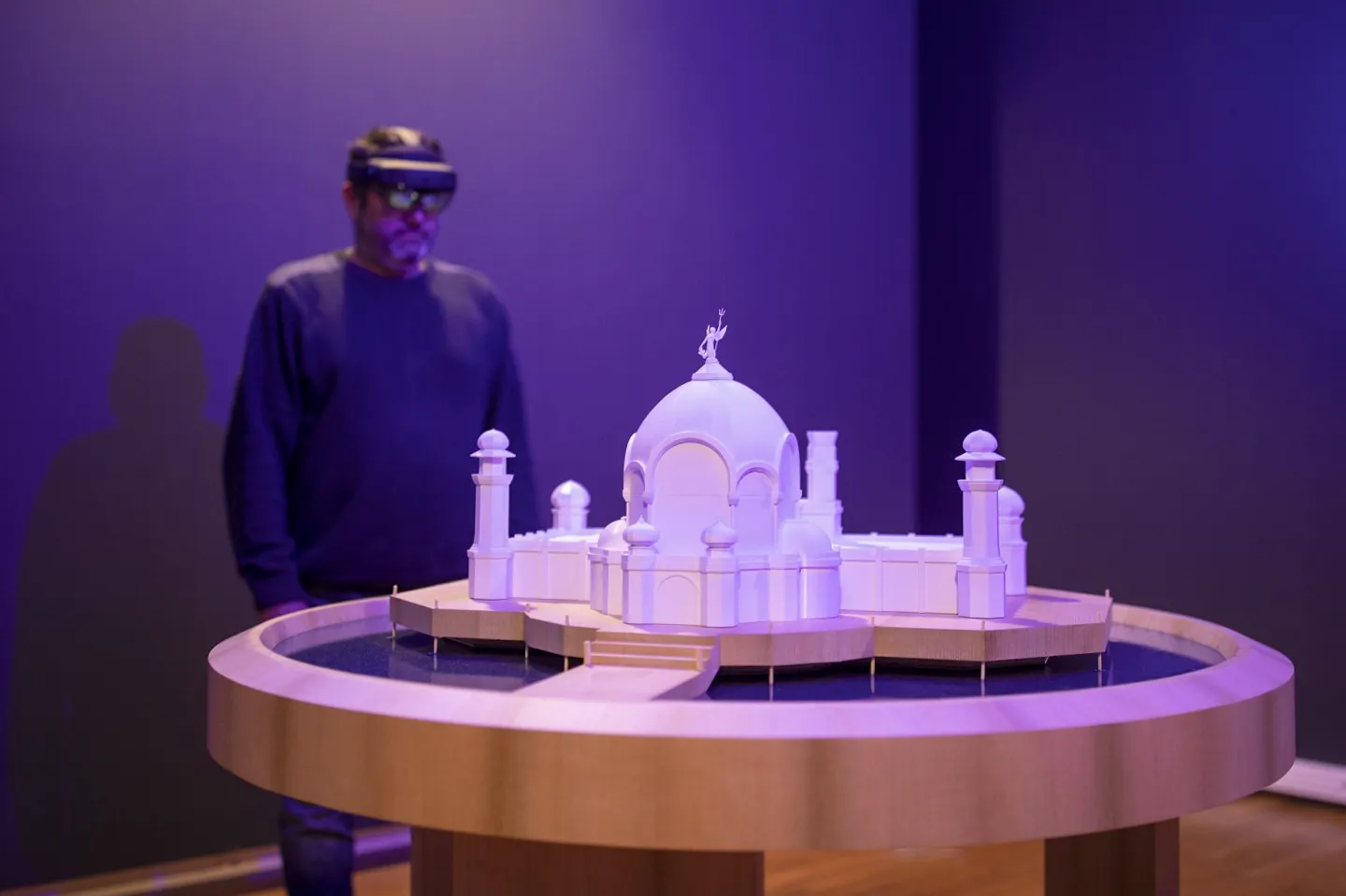 Expérience en réalité mixte avec HoloLens, visiteur observant une maquette patrimoniale augmentée, immersion interactive en musée, technologie holographique pour la médiation culturelle