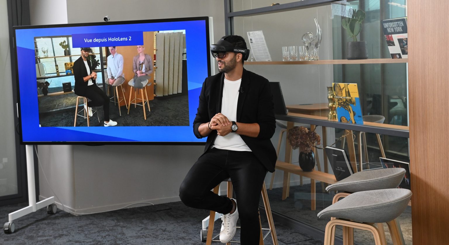 Live holoportation demonstration during the start of the Microsoft France conference, using the HoloForge Interactive solution with HoloLens 2 and the Azure cloud