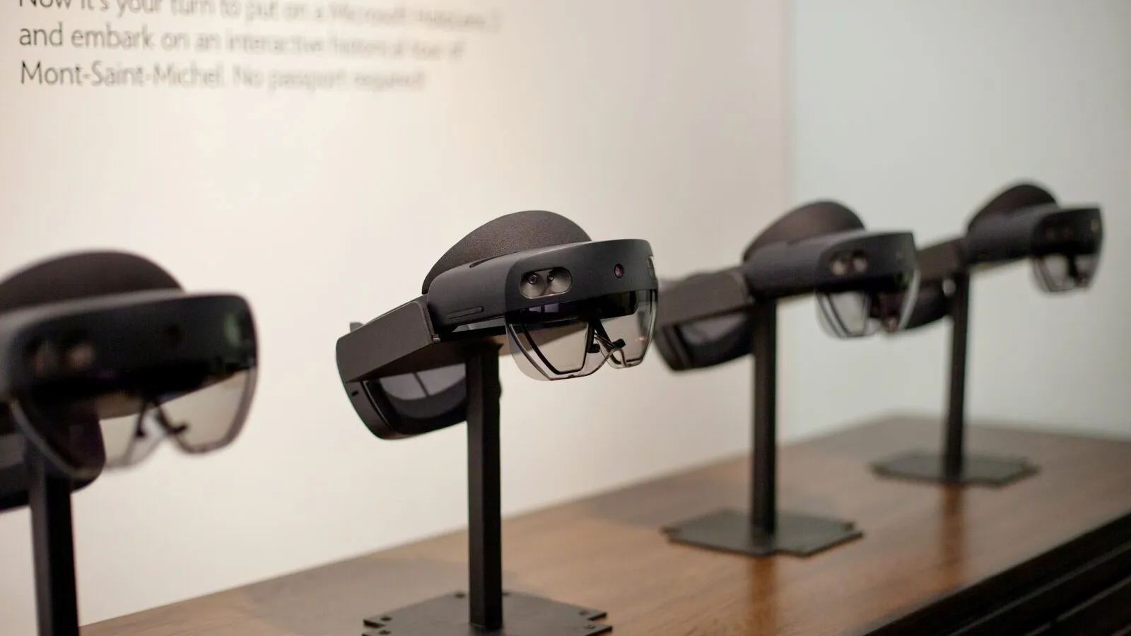 Casques Microsoft HoloLens alignés sur supports, prêts pour l’expérience immersive en réalité mixte du Mont Saint-Michel au Musée des Plans-Reliefs.